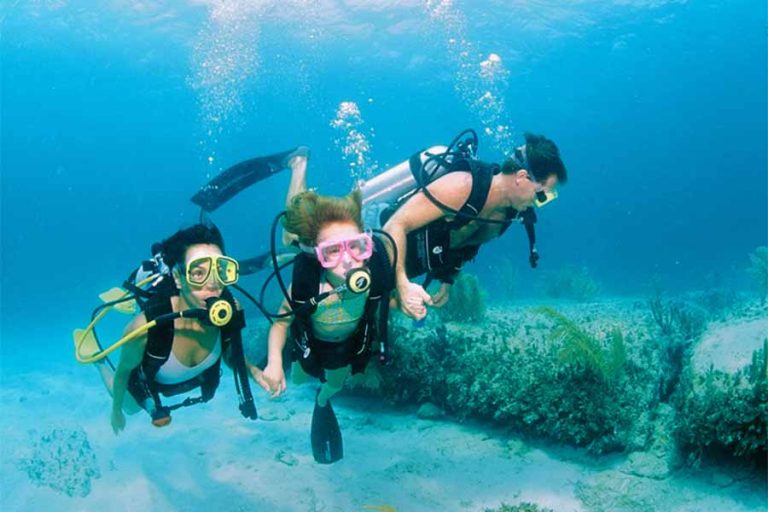 3 divers off the Bahamas charter yacht Cat Ppalu